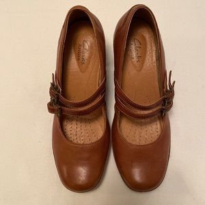 Women’s Size7M Clarks Artisan Active Air Wide Heal Shoes